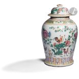 CHINE - XXe siècle Potiche en porcelaine émaillée polychrome à décor de coqs et de branches fleuries