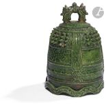 CHINE Ensemble en grès comprenant une cloche formant une boîte émaillée vert, un pot à pinceaux