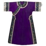 CHINE - XIXe siècle Veste de femme fermée sur le côté, en soie violette damassée des médaillons de