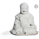 CHINE - XIXe siècle Bouddhai en porcelaine blanche, assis, les deux mains posées sur les genoux,