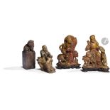 CHINE - XXe siècle Ensemble comprenant quatre statuettes en stéatite sculptée dont deux luohan
