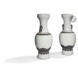 CHINE, Nankin - XIXe siècle Paire de vases en porcelaine craquelée et grès, deux anses en forme de