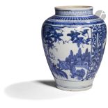 JAPON, Fours d'Arita - XVIIe siècle Vase balustre en porcelaine émaillée en bleu sous couverte, à