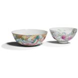 CHINE Deux bols en porcelaine émaillée polychrome à décor de chauves-souris et pêches de longévité