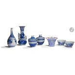 CHINE - XIXe/XXe siècle Ensemble comprenant deux vases, quatre bols dont deux couverts, un zhadou