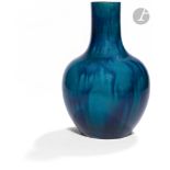 CHINE - Fin XIXe siècle Vase en grès émaillé bleu turquoise. H. 31 cm