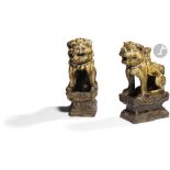 CHINE - XIXe siècle Paire de statuettes de chimère formant porte-baguettes d'encens, en grès émaillé