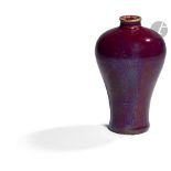 CHINE - XIXe siècle Petit vase meiping émaillé rouge flammé. H. 15,7 cm