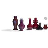 CHINE - XXe siècle Ensemble de quatre vases et un petit zhadou en porcelaine émaillée rouge flammé
