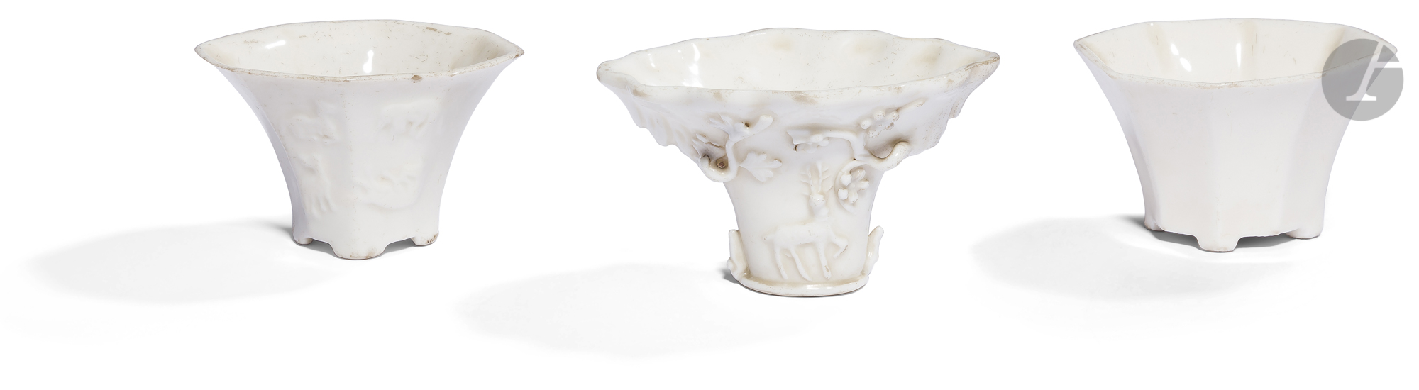 CHINE - Époque KANGXI (1662 - 1722) Trois coupes libatoires en porcelaine blanche, l'une à décor