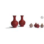 CHINE - XXe siècle Ensemble comprenant une paire de vases et deux flacons tabatières en résine