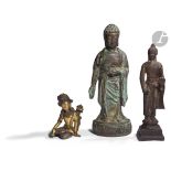 CHINE / NEPAL Ensemble de trois statuettes en bronze, l'une de bouddha debout sur le lotus, tenant