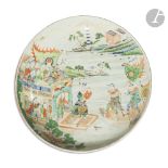 CHINE - XIXe siècle Plat rond en porcelaine émaillée polychrome à décor d'une scène des Trois