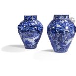 JAPON - Début XVIIIe siècle Paire de vases balustres en porcelaine émaillée en bleu sous couverte