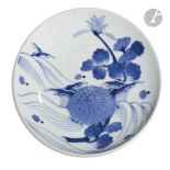 JAPON - XIXe siècle Coupe ronde en porcelaine émaillée en bleu sous couverte d'iris et fleurs de