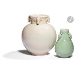 CHINE Deux vases, l'un en grès émaillé crème, l'autre en porcelaine émaillée vert céladon, le col