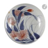 JAPON - XIXe siècle Coupe en porcelaine émaillée en bleu sous couverte et rouge de fer à décor de