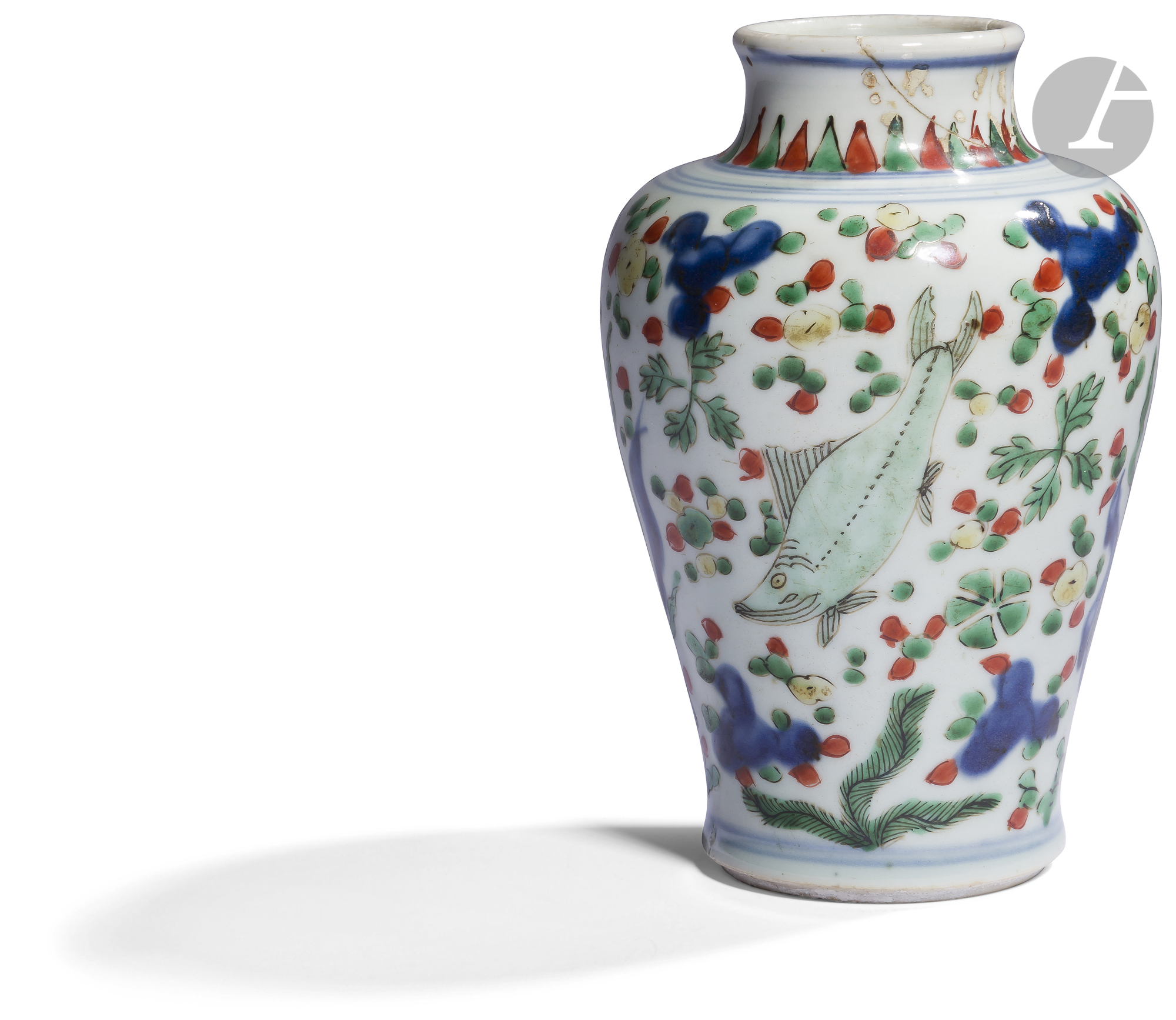 CHINE - XVIIe siècle Petit vase balustre en porcelaine émaillée polychrome dit " wucai " orné de