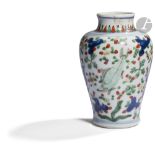 CHINE - XVIIe siècle Petit vase balustre en porcelaine émaillée polychrome dit " wucai " orné de