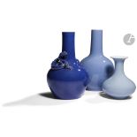 CHINE - XXe siècle Trois vases en porcelaine émaillée bleu, dont l'un à décor en relief de chilong