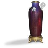 CHINE - XIXe siècle Important vase en porcelaine émaillée sang de bœuf, à décor à l'épaulement de