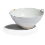 JAPON - XIXe siècle Bol chawan en grès émaillé blanc, avec petit éclat restauré à la laque or en