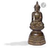 BIRMANIE Statuette de bouddha assis en padmasana sur un socle à trois marches, la main gauche en