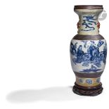 CHINE, Nankin - XIXe siècle Vase en porcelaine craquelée et grès à décor bleu sous couverte au col