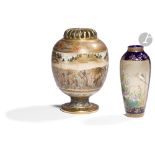 JAPON, Fours de Satsuma - XXe siècle Brûle-parfum sur piédouche en faïence de Satsuma à décor