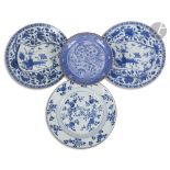 CHINE - Époque KANGXI (1662 - 1722) Deux assiettes en porcelaine blanche émaillée en bleu sous