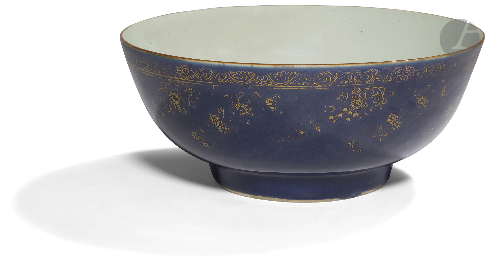 CHINE - XVIIIe siècle Bol à punch en porcelaine émaillée bleu poudré orné de frise de fleurs sur