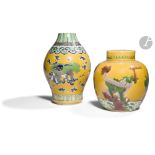 CHINE Un vase et un pot couvert en porcelaine émaillée en bleu, vert et aubergine sur fond jaune à