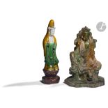 CHINE Statuette de Guanyin en grès émaillé en jaune vert, assise en rajalilasana sur un trône, la