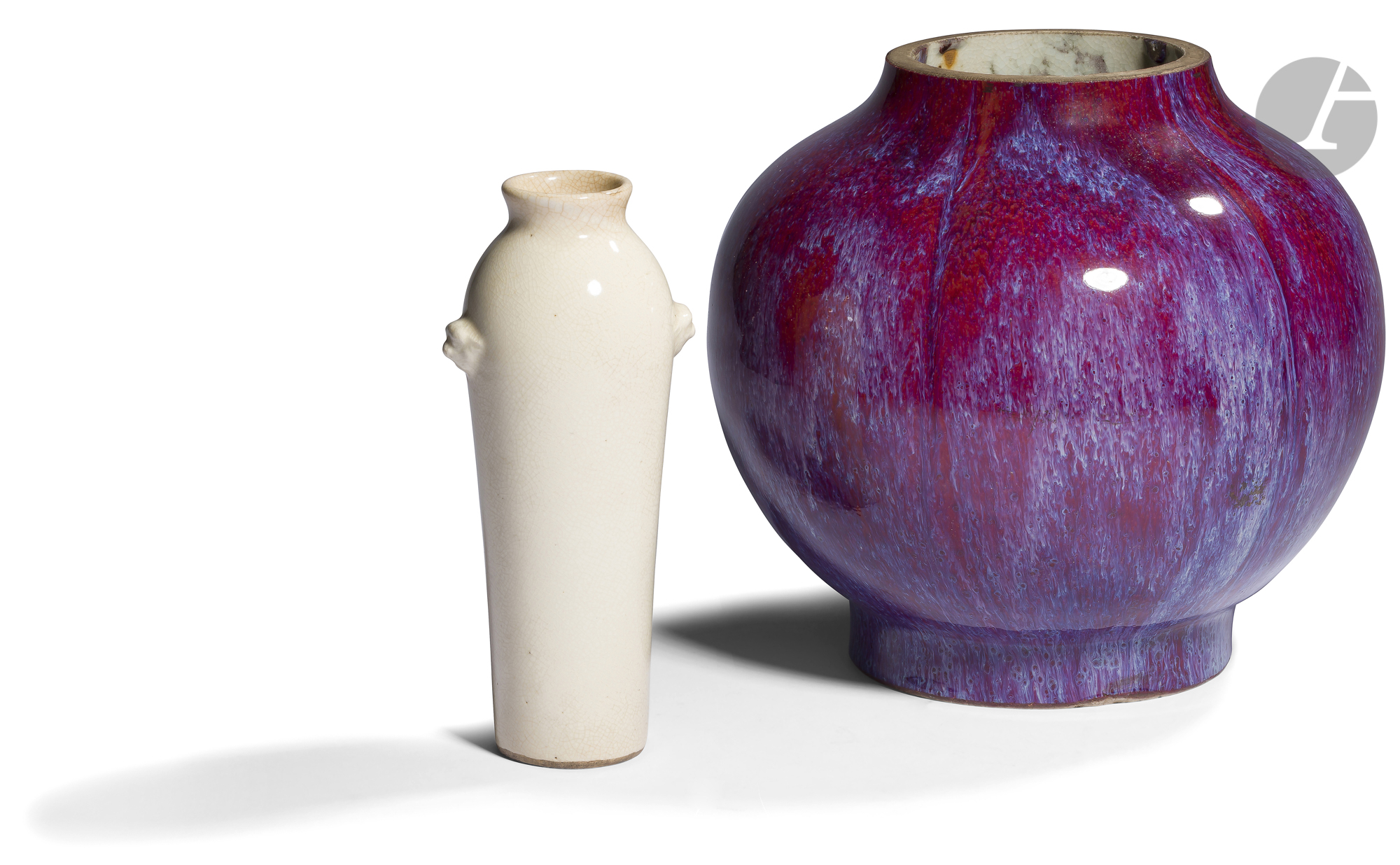 CHINE - XIXe siècle Deux vases en porcelaine, l'un blanc craquelé, à deux anses moulées formant