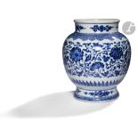 CHINE - Époque QING (1644 - 1911) Vase en porcelaine blanche émaillée en bleu sous couverte à