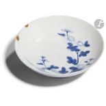 JAPON - Début XXe siècle Coupe ronde sur pied en porcelaine émaillée en bleu sous couverte dans le