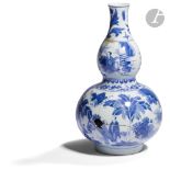 CHINE - XVIIe siècle Vase double gourde en porcelaine émaillée en bleu sous couverte de lettrés