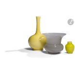 CHINE Ensemble en verre comprenant deux vases jaunes et un zhadou gris. H. de 7,8 à 27,1 cm