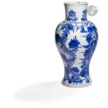 CHINE - Époque KANGXI (1662 - 1722) Vase balustre à col droit en porcelaine blanche émaillée en bleu