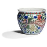 CHINE - XVIIe siècle Vasque en porcelaine émaillée polychrome dit " wucai " à décor de phénix