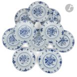 CHINE - XVIIIe siècle Ensemble de neuf assiettes en porcelaine blanche à décor en bleu sous couverte