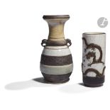 CHINE - XIXe siècle Trois vases en porcelaine craquelée et grès, l'un émaillé polychrome à décor d'
