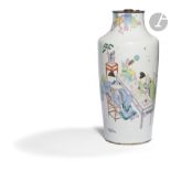 CHINE - Époque YONGZHENG (1723 - 1735) Vase en porcelaine blanche émaillée polychrome à décor d'