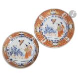 CHINE - XVIIIe siècle Une assiette creuse et une assiette plate en porcelaine émaillée en bleu