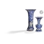 JAPON - XVIIe siècle Ensemble comprenant : - Un vase tronconique à facettes à décor en bleu sous