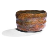 JAPON - XIXe siècle Raku en grès émaillé saumon brun, à décor d'une grue stylisée. Diam. 10,9 cm ;