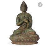 TIBET - XIXe siècle Statuette de bouddha en bronze à patine verte et traces de dorure assis en