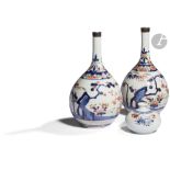 JAPON - XVIIIe siècle Paire de vases bouteilles en porcelaine émaillée en bleu sous couverte,