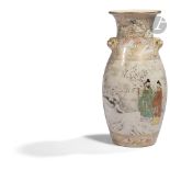 JAPON, Fours de Satsuma - XXe siècle Vase en faïence de Satsuma émaillée polychrome et or à décor de