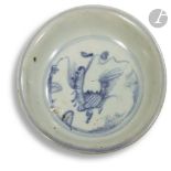 CHINE - Fin époque MING (1368 - 1644) Ensemble comprenant trois assiettes en porcelaine bleu